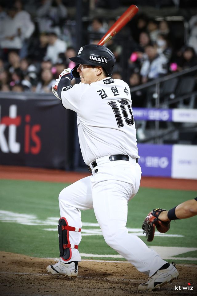 KT 김현수가 23일 수원 KIA전에서 안타를 치고 있다. 사진제공｜KT 위즈