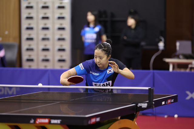 2026세계탁구선수권에 출전하는 탁구국가대표팀은 목표인 14년 만이 남녀부 동반 입상을 달성하려면 에이스 장우진과 신유빈의 활약이 절실하다. 23일 충북 진천국가대표선수촌서 열린 ‘런던 세계선수권 파견 국가대표 미디어데이’서 훈련하고 있는 신유빈. 사진제공│대한탁구협회
