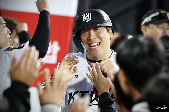 KT 위즈는 올 시즌 초반 경기장 안팎서 도움을 주는 김현수 효과를 톡톡히 누리고 있다. 사진제공｜KT 위즈