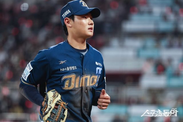 이호준 NC 감독이 23일 고척 키움전을 앞두고 주전 유격수 김주원을 격려했다. 사진제공｜NC 다이노스