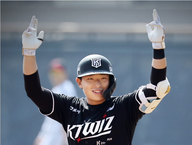 KT 이강민은 올해 데뷔전을 치른 신인 야수들 가운데 가장 인상적인 투타 활약을 펼치고 있다. 삼성 장찬희와 함께 시즌 초반 신인왕 경쟁 주도권을 쥔 모습이다. 사진제공｜KT 위즈