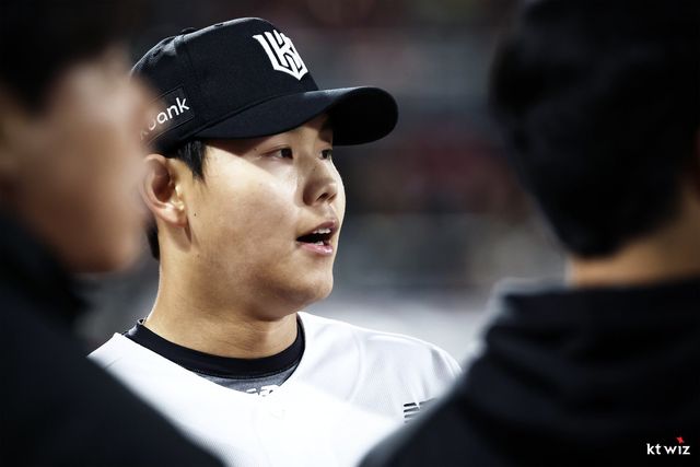 KT 소형준이 23일 수원 KIA전에 선발등판해 이닝을 끝낸 뒤 동료와 이야기를 하고 있다. 사진제공｜KT 위즈