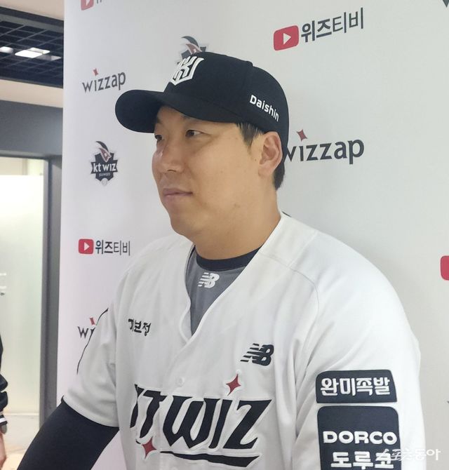 KT 김현수가 23일 수원 KIA전을 끝낸 뒤 취재진과 인터뷰하고 있다. 수원=박정현 기자