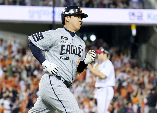 한화 노시환이 23일 잠실구장서 열린 2026 KBO리그 LG전 4회초 1사 주자 없는 상황에서 솔로홈런을 쏘아올린 뒤 그라운드를 돌고 있다. 이날 경기를 앞두고 1군에 복귀한 노시환은 올 시즌 첫 홈런을 터트렷다. 잠실｜뉴시스