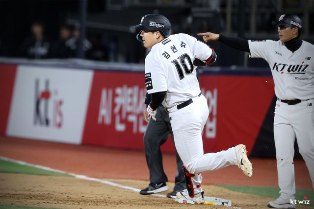 KT 김현수가 23일 수원 KIA전에서 안타를 친 뒤 주루를 하고 있다. 사진제공｜KT 위즈