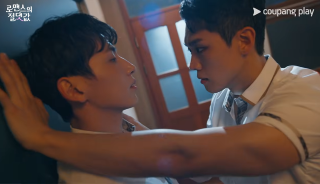 쿠팡플레이 오리지널 드라마 ‘로맨스의 절댓값’이 극을 이끄는 김향기와 ‘교무실 F4’로 불리는 차학연, 김재현, 손정혁, 김동규의 비주얼 조합을 통해 시청자들의 큰 호응을 얻고 있다. 사진캡처｜쿠팡플레이 ‘로맨스의 절댓값’