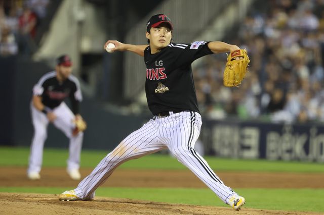 LG 임찬규가 24일 잠실 두산과 원정경기에 선발등판해 힘차게 투구하고 있다. 사진제공｜LG 트윈스