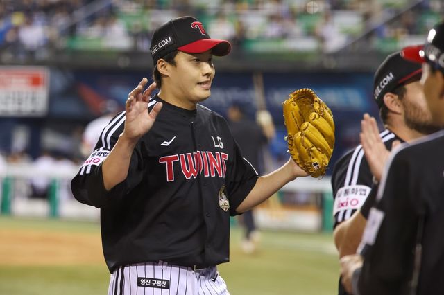 LG 임찬규가 24일 잠실 두산과 원정경기에 선발등판해 이닝을 마친 뒤 동료와 하이파이브를 하고 있다. 사진제공｜LG 트윈스