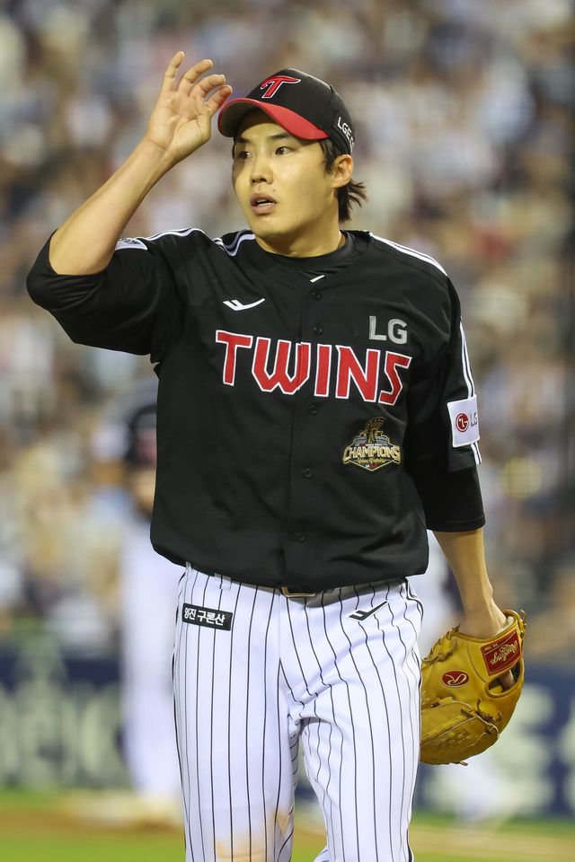 LG 임찬규가 24일 잠실 두산과 원정경기에 선발등판해 이닝을 마친 뒤 더그아웃으로 돌아가고 있다. 사진제공｜LG 트윈스