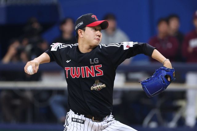 LG 유영찬은 24일 잠실 두산과 원정경기서 오른쪽 팔꿈치 부상으로 교체됐다. 그는 25일 병원 검진할 예정이다. 사진제공｜LG 트윈스