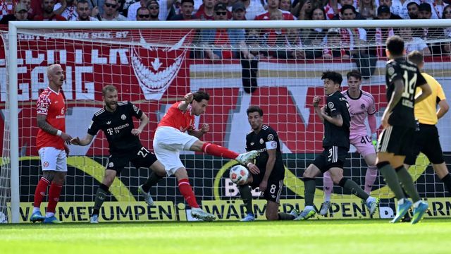 김민재(오른쪽 네 번째)를 비롯한 바이에른 뮌헨 수비수들이 26일(한국시간) 메바 아레나에서 끝난 마인츠와 원정경기 도중 상대의 슛을 막고 있다. 사진출처｜바이에른 뮌헨 홈페이지