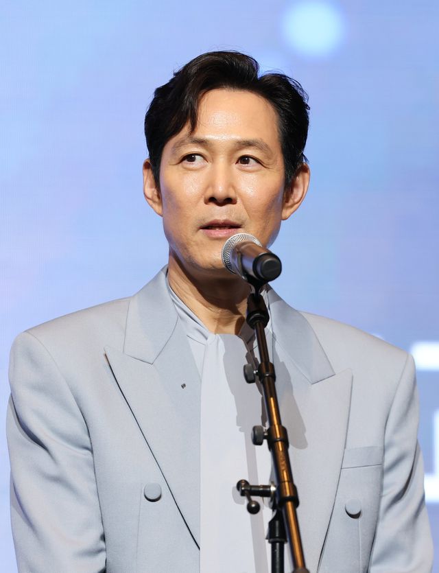 [서울=뉴시스] 황준선 기자 = 배우 이정재가 28일 서울 중구 롯데호텔에서 열린 제7회 뉴시스 한류엑스포(2025 K-엑스포)에서 외교부 장관상을 수상한 뒤 소감을 밝히고 있다. 2025.08.28. hwang@newsis.com