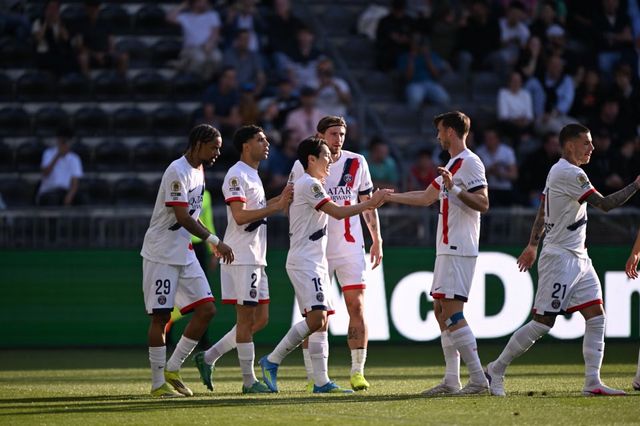 PSG 이강인(가운데)이 26일(한국시간) 앙제와의 리그앙 원정경기서 득점한 뒤 동료들의 축하를 받고 있다. 사진출처｜PSG 홈페이지