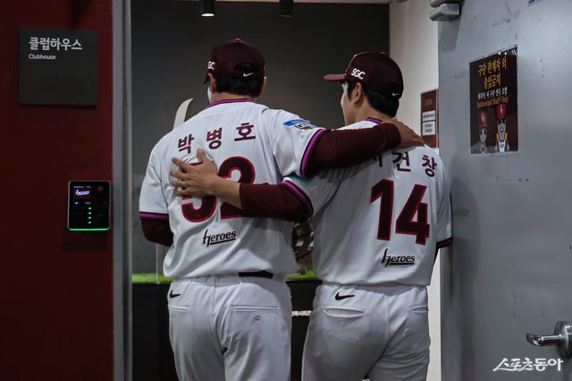 키움 히어로즈 박병호(왼쪽)가 26일 고척스카이돔서 열린 삼성전서 1회초 교체된 뒤 서건창과 클럽하우스로 들어가고 있다. 사진제공｜키움 히어로즈