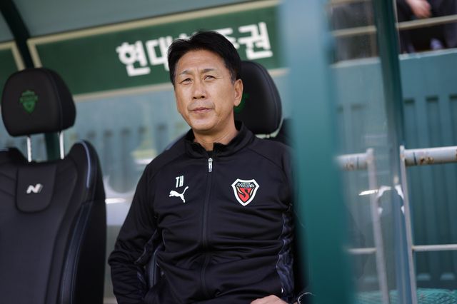 박태하 포항 감독이 26일 K리그1 전북 원정에 앞서 선수들을 지켜보고 있다. 사진제공｜한국프로축구연맹