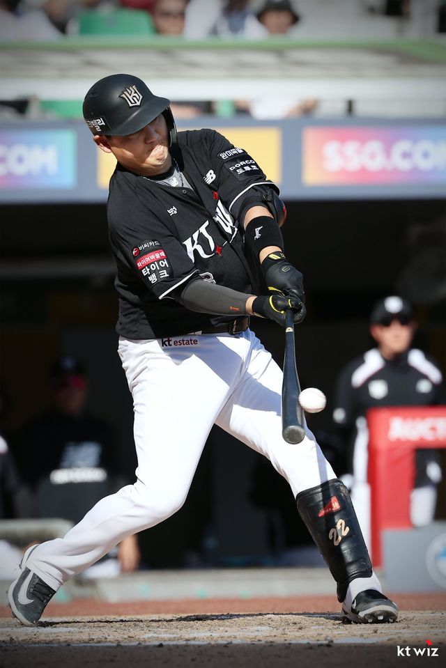 KT 장성우가 26일 인천 SSG전서 7회초 시즌 7호포를 터트리고 있다. 사진제공｜KT 위즈