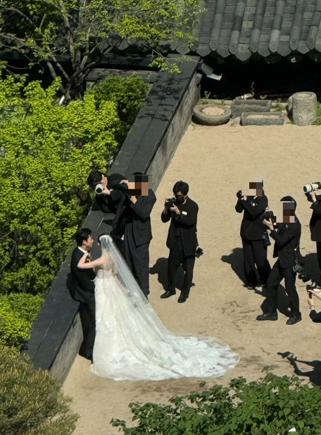 옥택연은 지난 24일 서울 중구 장충동 신라호텔 영빈관에서 4세 연하의 비연예인 연인과 결혼식을 올렸다. 사진제공 | 샤오홍쉬