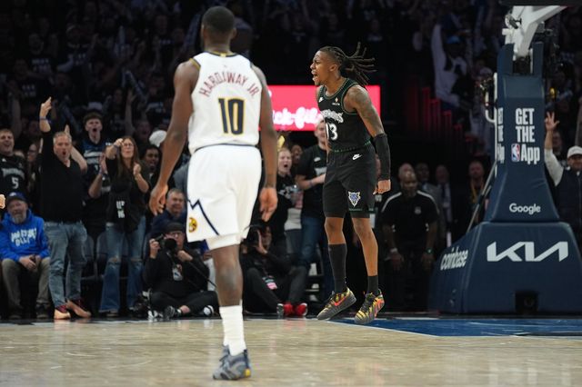 미네소타의 아요 도순무(오른쪽)이 26일(한국시간) 타깃 센터에서 열린&nbsp;덴버와 NBA&nbsp;PO 1라운드 도중 득점에 성공한 뒤 환호하고 있다. 미네아폴리스｜AP뉴시스