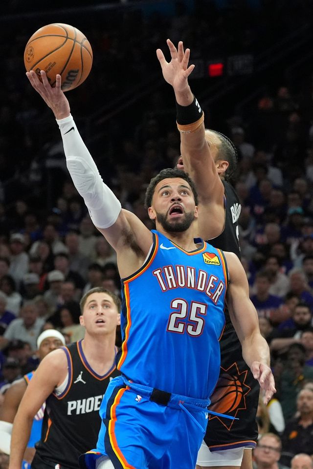 오클라호마시티 아제이 미첼(가운데)이 26일(한국시간) 모기지 매치업 센터에서 열린 NBA&nbsp;PO&nbsp;1라운드 3차전 도중 딜런 브룩스의 블로킹을 피해 레이업슛을 시도하고 있다. 피닉스｜AP뉴시스