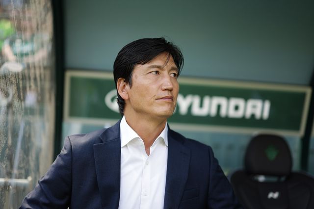 정정용 전북 감독이 26일 포항과 K리그1 홈경기에서 그라운드를 응시하고 있다. 사진제공｜한국프로축구연맹