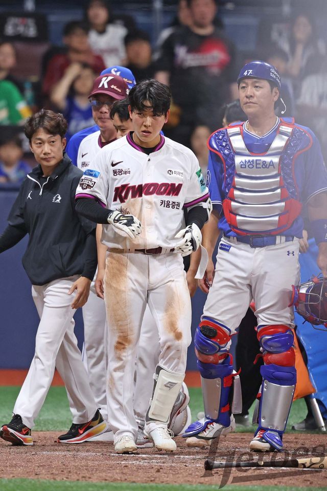 키움 박수종이 26일 고척스카이돔서 열린 삼성전서 공에 머리를 맞은 뒤 교체되고 있다. 사진제공｜키움 히어로즈