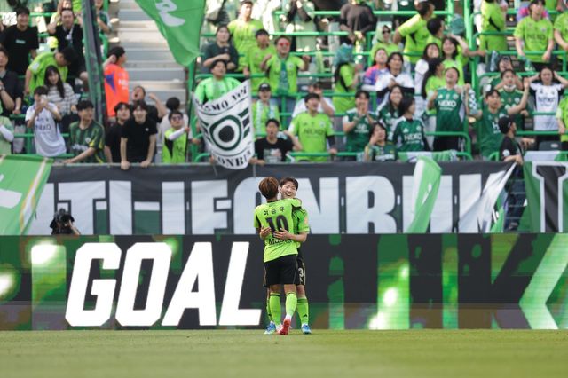 전북 강상윤이 26일 포항과 K리그1 홈경기에서 후반 추가시간 극장골을 터트린 뒤 이승우(10번)의 축하를 받고 있다. 사진제공｜한국프로축구연맹