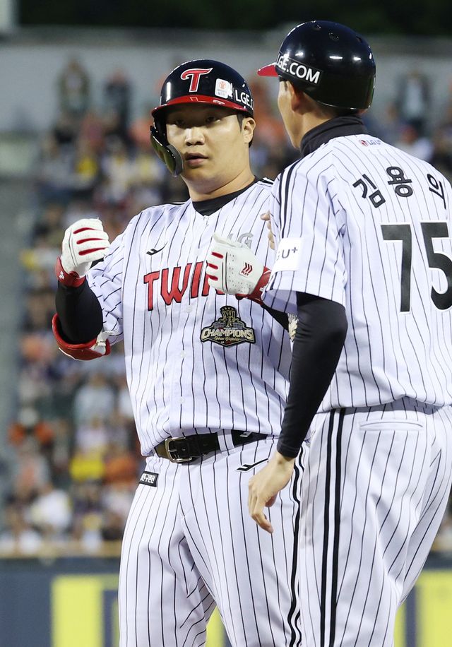 LG 문보경(왼쪽)이 몸 컨디션을 끌어 올리며 수비 포지션 복귀를 준비하고 있다. 염경엽 LG 감독은 “일주일에 두 번 정도 수비를 소화하게 할 것”이라고 설명했다. 뉴시스