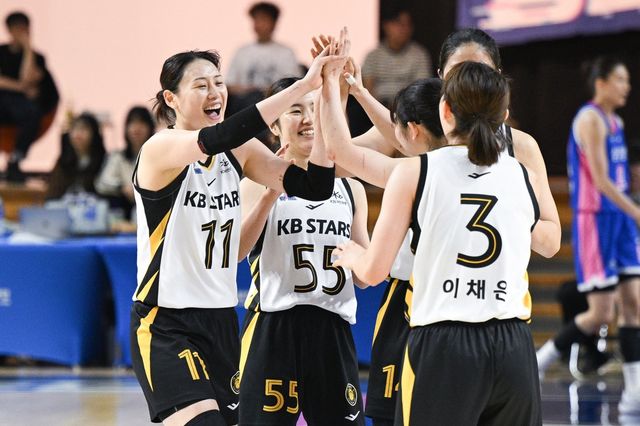 강이슬(왼쪽) 등 KB스타즈 선수들이 26일 용인체육관서 열린 삼성생명과 챔피언 결정전 3차전서 득점 후 환호하고 있다. 사진제공｜WKBL