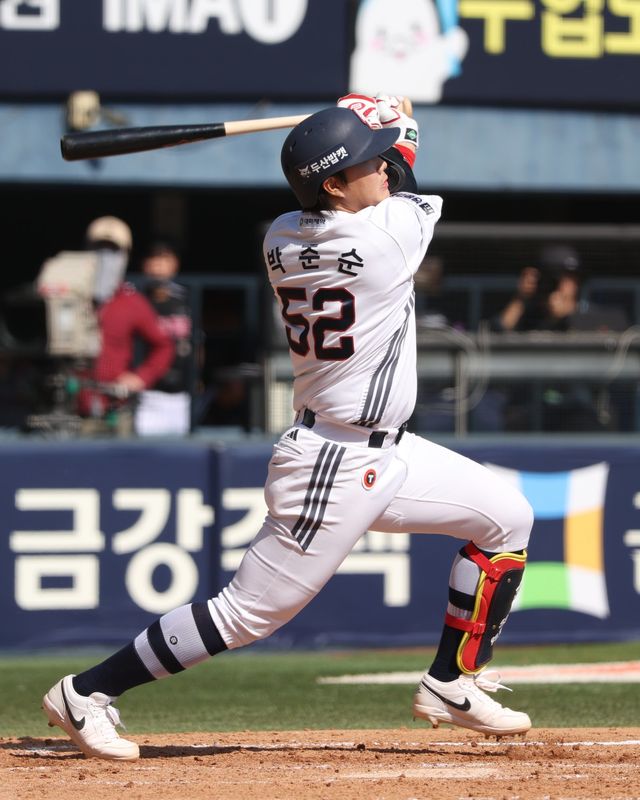 두산이 26일 잠실구장서 열린 2026 KBO리그 LG와 홈경기에서 연장 10회말 혈투 끝에 4-3 끝내기 승리를 거뒀다. 3번타자 2루수로 선발출전한 박준순이 10회말 끝내기 적시타를 포함해 5타수 2안타 2타점 활약으로 팀 타선을 이끌었다. 사진제공｜두산 베어스