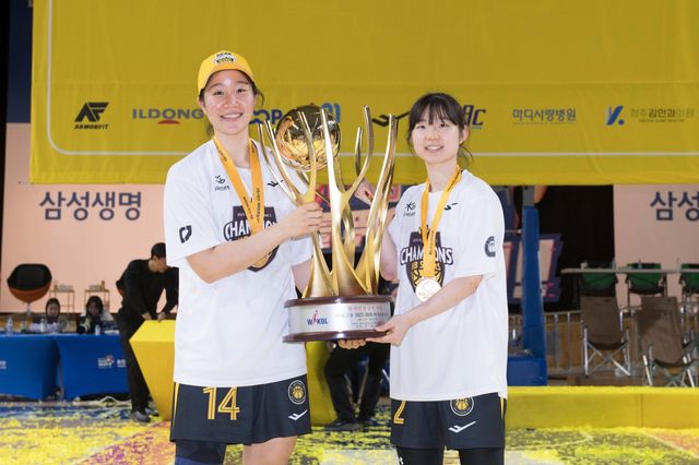 KB스타즈 허예은(오른쪽)이 26일 용인체육관에서 열린 삼성생명과 챔피언 결정전 3차전 승리로 통합우승을 확정한 뒤 후배 송윤하와 기념촬영을 하고 있다. 사진제공｜WKBL