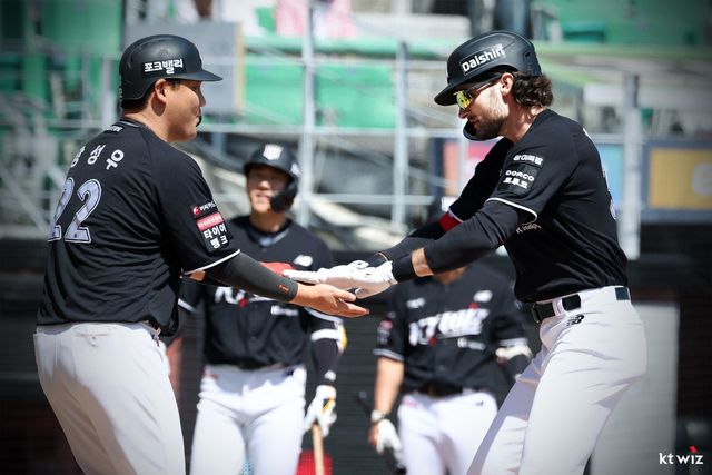 KT 샘 힐리어드(오른쪽)가 26일 인천 SSG전서 홈런을 친 뒤 장성우와 하이파이브를 하고&nbsp;있다. 사진제공｜KT 위즈