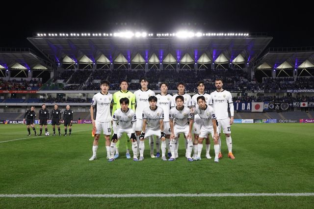 강원FC 선수들이 지난달 10일 마치다 젤비아와 2025~2026시즌 ACLE 16강 원정 2차전을 앞두고 결의를 다지고 있다. 사진제공｜한국프로축구연맹