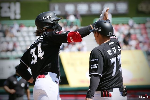 KT 샘 힐리어드(왼쪽)가 26일 인천 SSG전서 홈런을 친 뒤 박경수 1루 주루코치와 세리머니하고 있다. 사진제공｜KT 위즈