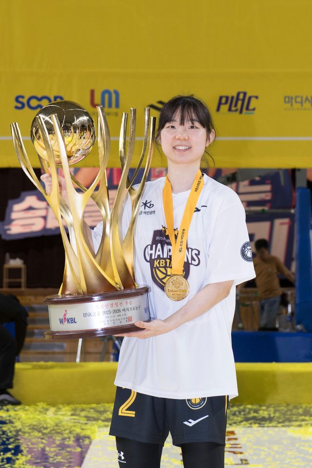 KB스타즈 허예은이 26일 용인체육관에서 열린 삼성생명과 챔피언 결정전 3차전 승리로 통합우승을 확정한 뒤 기념촬영을 하고 있다. 사진제공｜WKBL