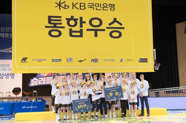 KB스타즈 선수들이 26일 용인체육관에서 열린 삼성생명과 챔피언 결정전 3차전 승리 후 통합우승을 확정한 뒤 세리머니를 하고 있다. 사진제공｜WKBL