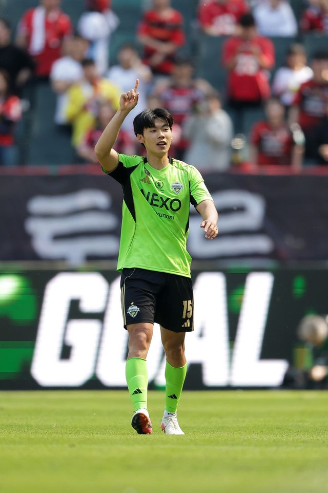 전북 김하준이 26일 포항과 K리그1 홈경기에서 전반 막판 팀 2번째 골을 성공시킨 뒤 기뻐하고 있다. 사진제공｜한국프로축구연맹