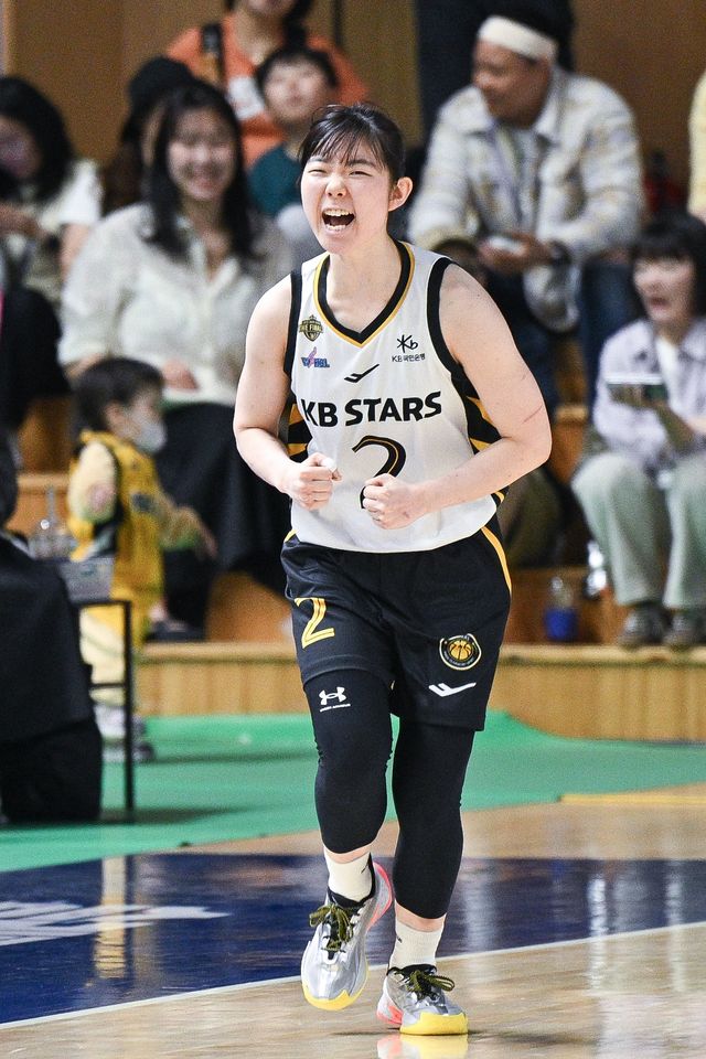 KB스타즈 허예은이 26일 용인체육관서 열린 삼성생명과 챔피언 결정전 3차전서 득점 후 환호하고 있다. 사진제공｜WKBL
