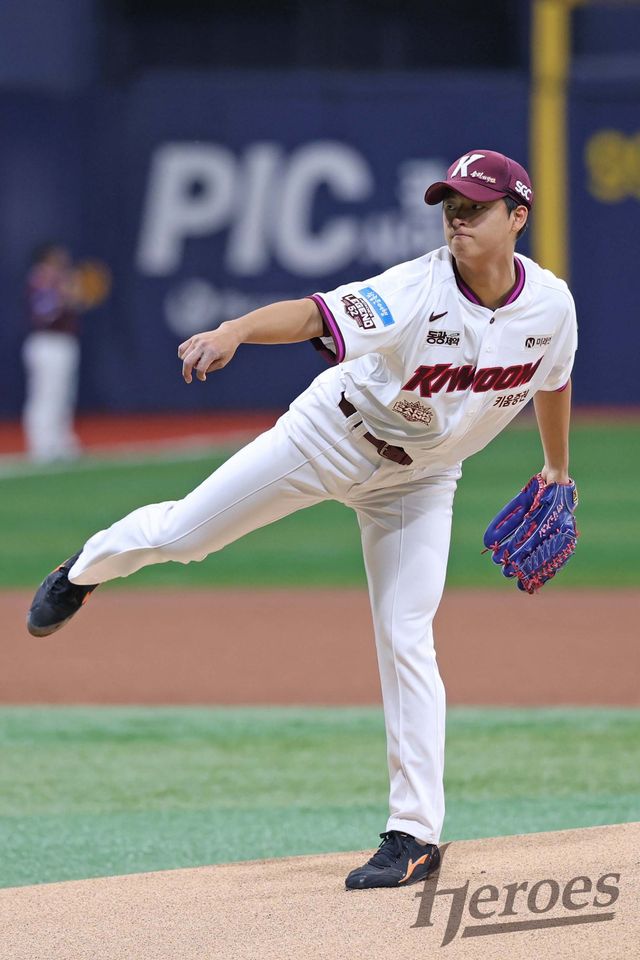 키움 박준현이 26일 고척스카이돔서 열린 삼성전서 역투하고 있다. 키움은 박준현의 역투에 힘입어 시즌 첫 스윕에 성공했다. 사진제공｜키움 히어로즈