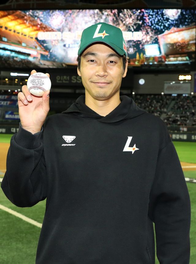 SSG 다케다 쇼타는 25일 인천 KT전서 KBO리그 데뷔 첫 승을 거둔 뒤 기념구를 들고 있다. 사진제공｜SSG 랜더스