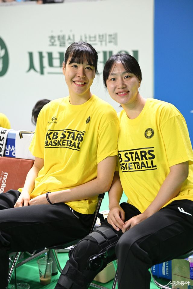 KB스타즈 박지수(왼쪽)와 염윤아가 26일 용인체육관서 열린 삼성생명과 챔피언 결정전 3차전에 앞서 기념촬영을 하고 있다. 사진제공｜WKBL