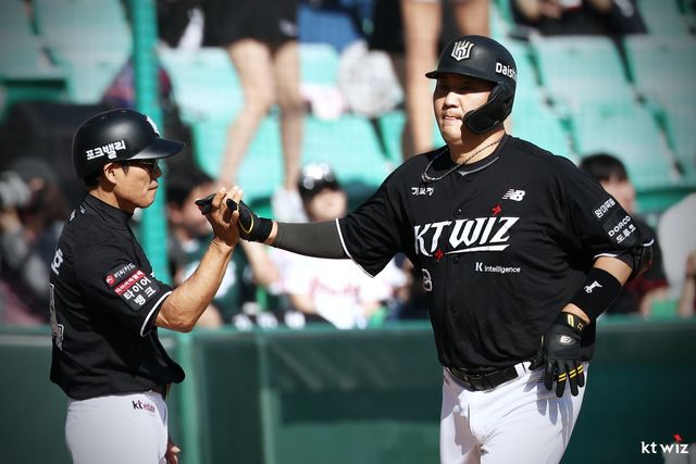 KT 장성우(오른쪽)가 26일 인천 SSG전서 7회초 시즌 7호포를 터트린 뒤 최만호 3루 주루코치와 하이파이브를 하고 있다. 사진제공｜KT 위즈