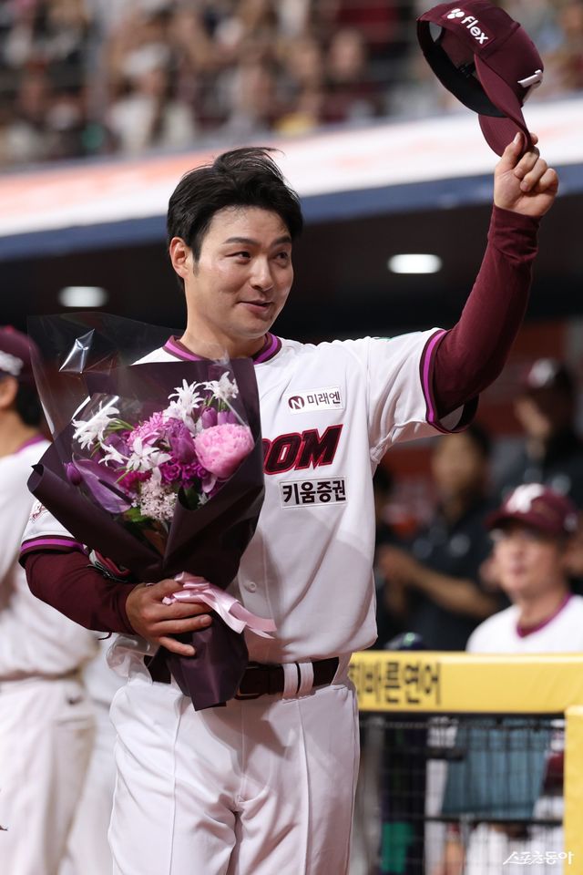 키움 히어로즈 박병호가 26일 고척스카이돔서 열린 삼성전을 앞두고 은퇴 행사 중 팬들에게 인사하고 있다. 사진제공｜키움 히어로즈
