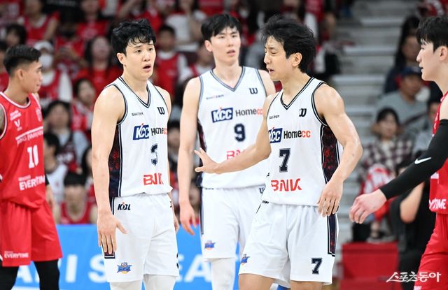 KCC 허웅, 송교창, 허훈(왼쪽부터)이 26일 안양정관장아레나에서 열린 정관장과 4강 PO 2차전 도중 경기가 잘 풀이지 않자 이야기를 나누고 있다. 사진제공｜KBL