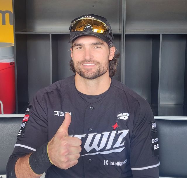 KT 샘 힐리어드가 26일 인천 SSG전을 끝낸 뒤 인터뷰하고 있다. 인천=박정현 기자