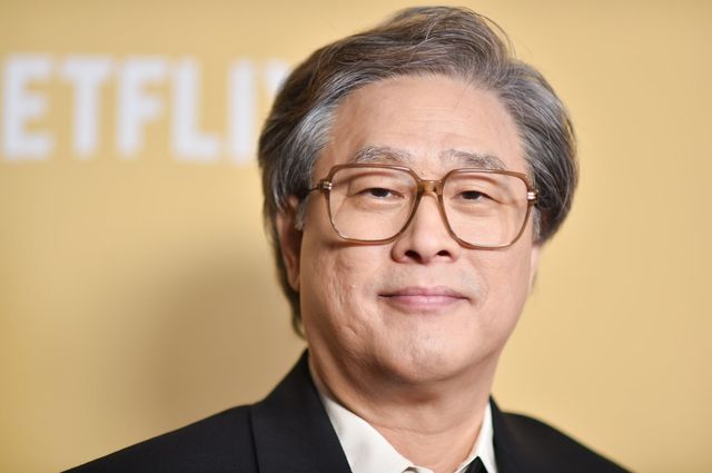 [로스앤젤레스=AP/뉴시스] 박찬욱 감독이 7일(현지 시간) 미 캘리포니아주 로스앤젤레스에서 열린 ‘코리안 아메리칸 영화인 리더 그룹‘(KALH) 시상식에 참석해 포토타임을 갖고 있다. KALH 시상식은 세계 영화계에서 탁월한 성과를 이룬 한국·한국계 창작자들을 조명하기 위해 올해 처음 마련됐다. 2025.12.08.