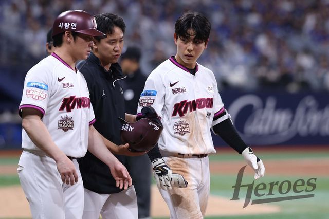 키움 박수종이 26일 고척스카이돔서 열린 삼성전서 공에 머리를 맞은 뒤 교체되고 있다. 사진제공｜키움 히어로즈