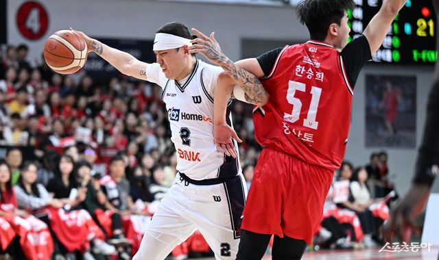 KCC 최준용(왼쪽)이 26일 안양정관장아레나에서 열린 정관장과 4강 PO 2차전 도중 한승희의 파울에 얼굴을 찌푸리고 있다. 사진제공｜KBL