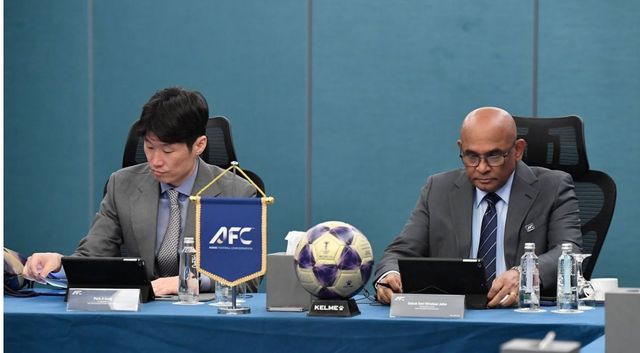 박지성 위원장(왼쪽)이 24일(한국시간) 사우디아라비아 제다에서 진행된 AFC 프로축구위원회 회의에서 안건을 살피고 있다. 사진출처｜AFC