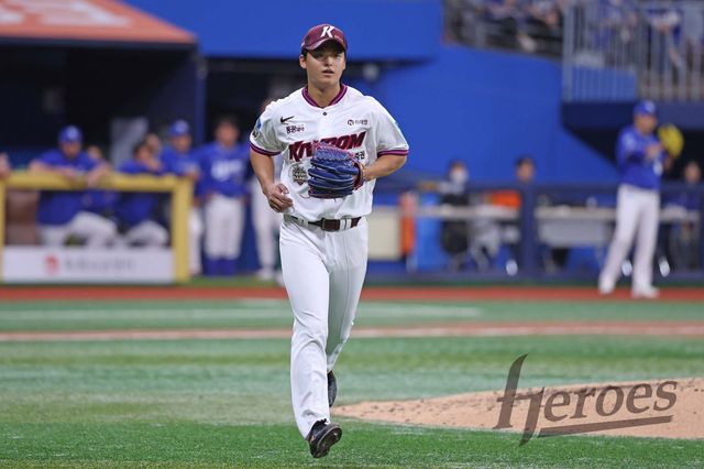 키움 박준현이 26일 고척스카이돔서 열린 삼성전서 이닝을 마친 뒤 덕아웃으로 돌아가고 있다. 사진제공｜키움 히어로즈