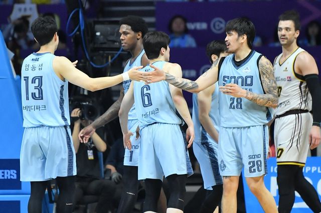 케빈 켐바오(오른쪽) 등 소노 선수들이 27일 고양소노아레나서 열린 LG와 4강 PO 3차전서 득점 후 환호하고 있다. 사진제공｜KBL